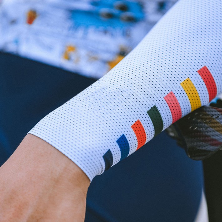 Solid color sweat-wicking and breathable sleeves Solid color sweat-wicking and breathable sleeves